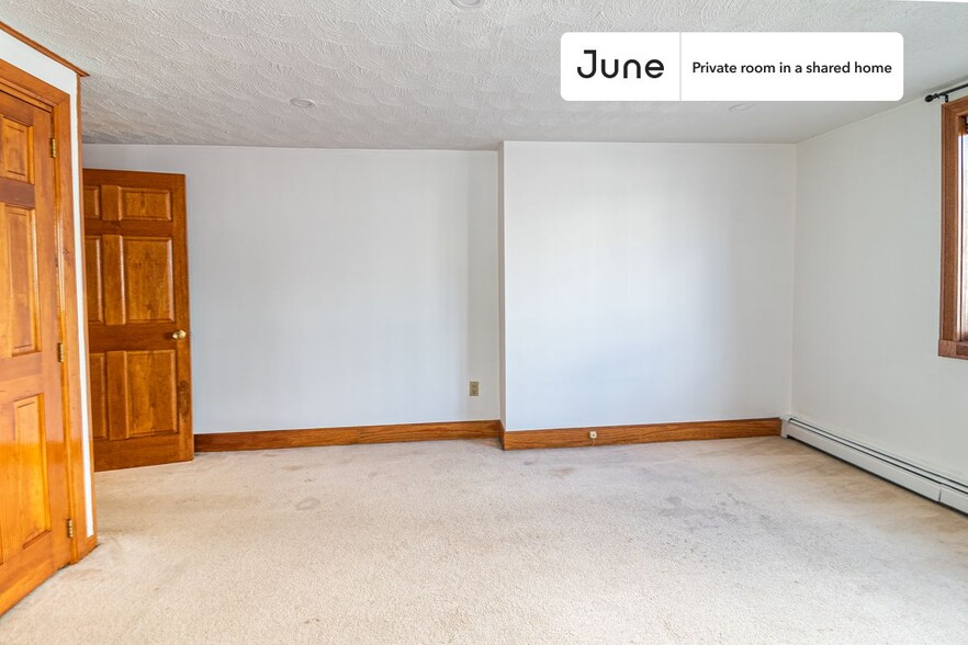 Building Photo - Private bedroom in 5 bed/2 bath Home