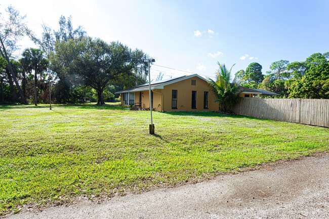 Building Photo - 169 Armadillo Way