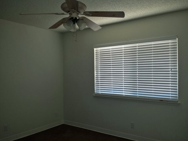 Building Photo - Almost 2000 SF home near Fresno State