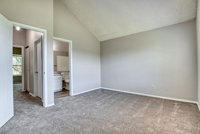 Building Photo - Charming Condo with Modern Upgrades and St...