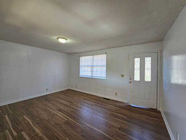 Building Photo - $1225 - Charming 3 Bedroom 1 Bathroom Bric...