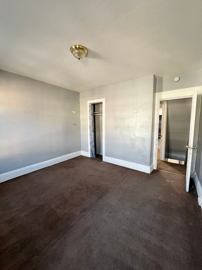 Building Photo - 3 Bedroom 1 Bath Available for Rent