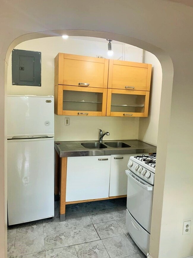 Building Photo - 2315 N Charles St