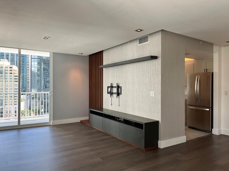 Building Photo - 1250 S Miami Ave