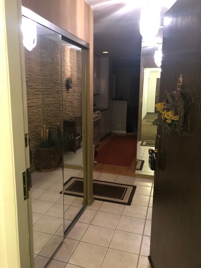 Building Photo - 2150 Valencia Dr