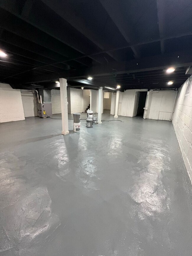 Building Photo - Brand new fully renovated 5 Bedroom Single...