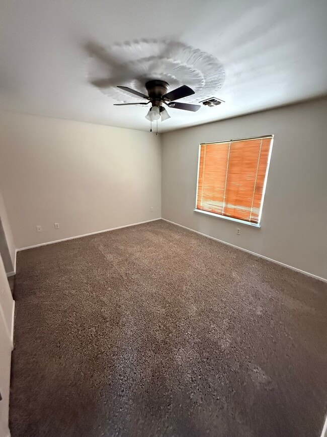 Building Photo - Spacious 2-Bedroom, 1-Bathroom Home in Sou...