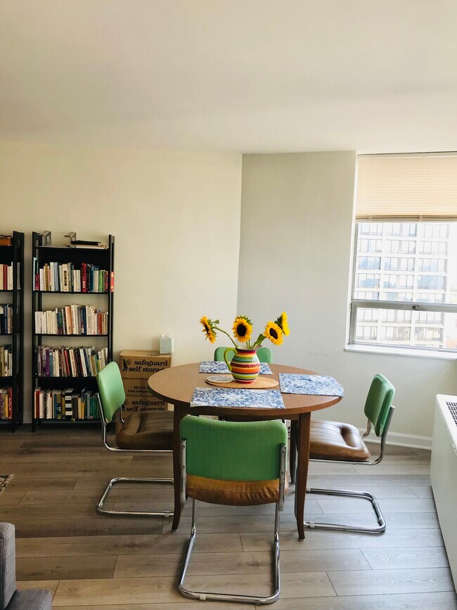 Dining or living room space - 5701 N Sheridan Rd