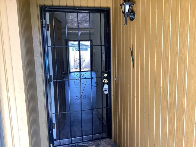 Building Photo - 2-Bedroom 1 1/2-bathroom Townhouse Style Apartment