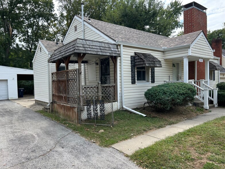 Building Photo - 515 W 85th Ter