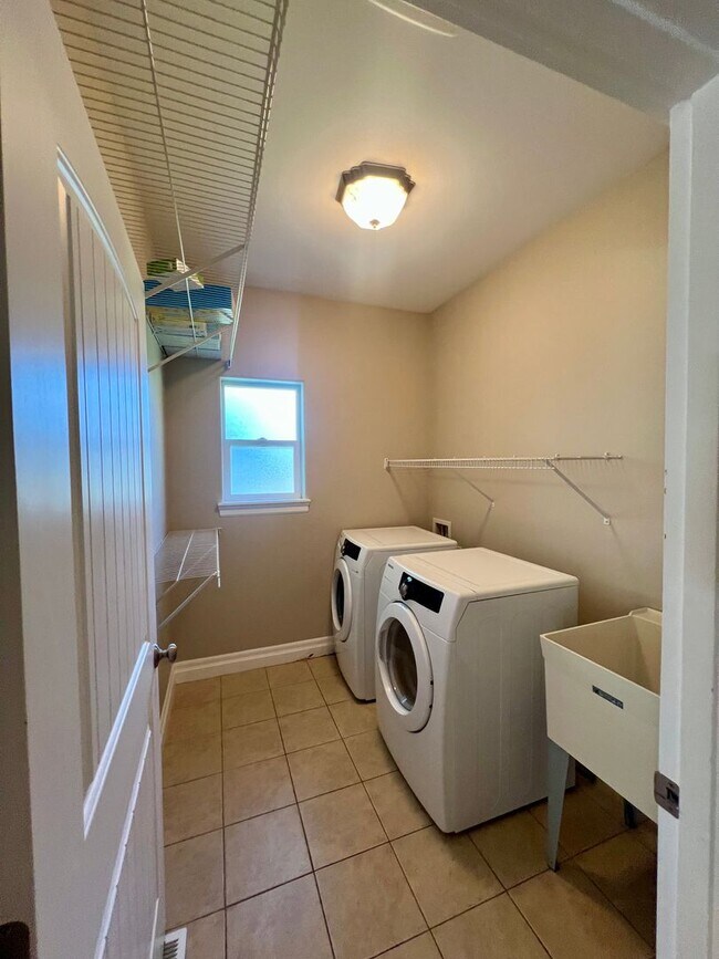 Building Photo - Beautiful 3 Bedroom in Private Community!