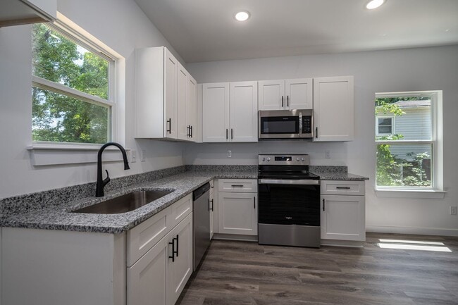 Building Photo - Your New Home Awaits in Hickory!