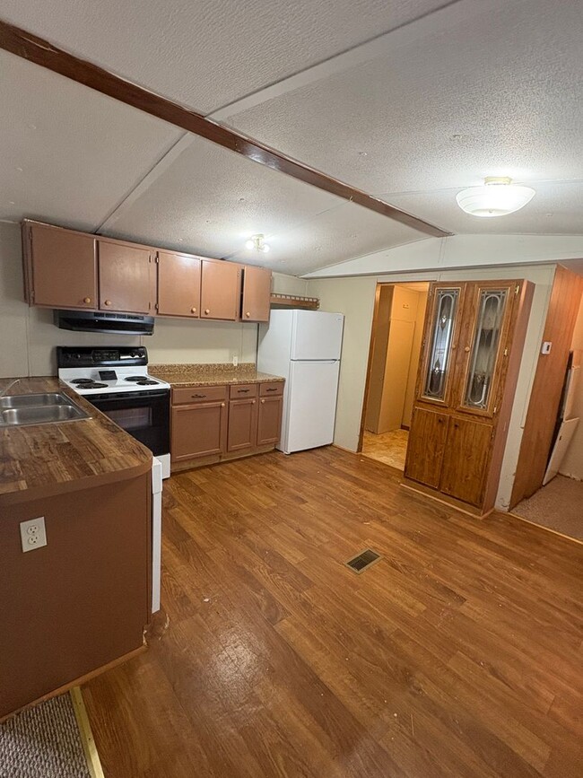 Building Photo - 3 Bed 2 Bath Mobile Home in Yorktowne!