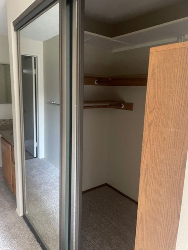 Building Photo - Beautiful top floor 2 bedroom, 2 bath in B...