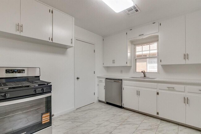 Building Photo - 2725 Texoma Dr