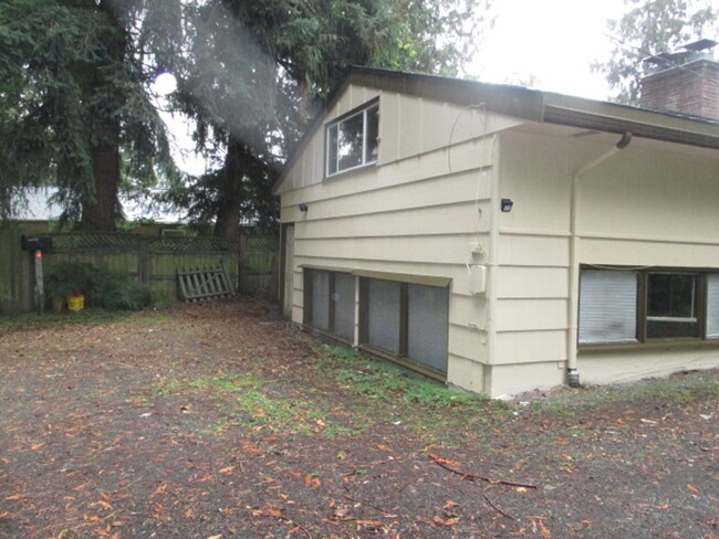 Building Photo - Edmonds Pine Park Tri-Level