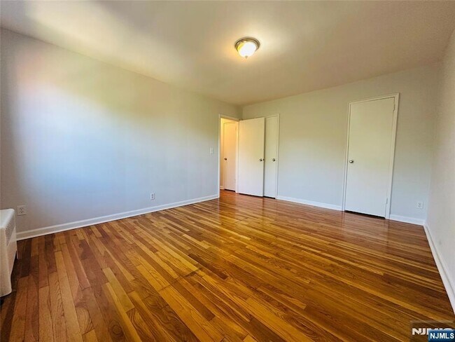 Building Photo - 2330 Linwood Ave