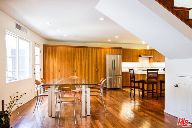 Building Photo - 907 Las Pulgas Rd