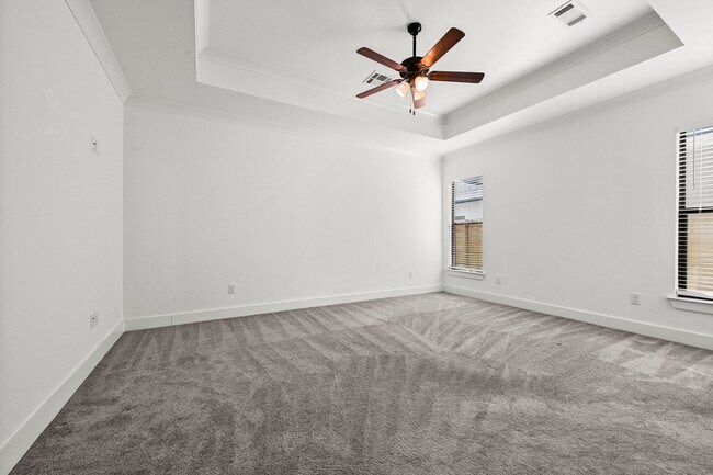 Building Photo - 4 bedroom, 2 bath home in the heart of Cen...