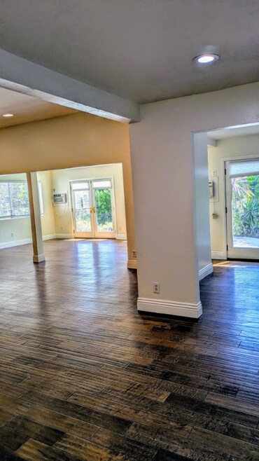 Building Photo - 760 W El Norte Pkwy