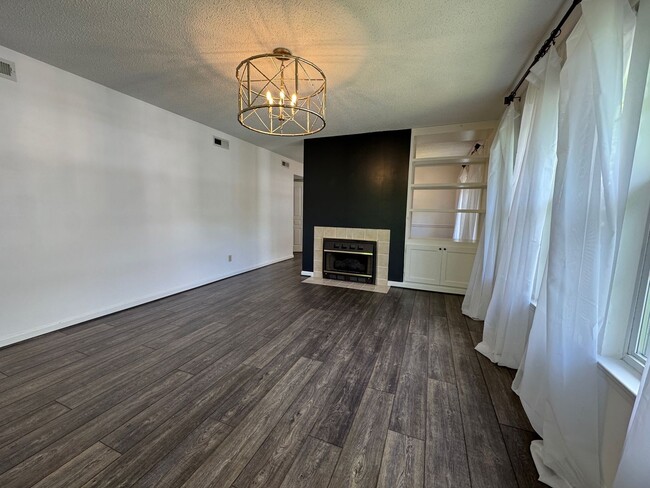 Building Photo - West AVL - Beautifully Updated Townhouse