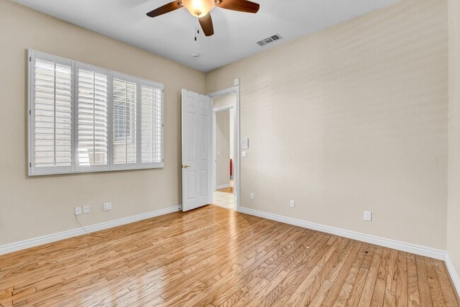 Building Photo - Single Story in Country Club Hills!