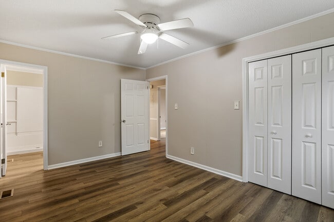 Building Photo - 207 S Hillcrest Dr