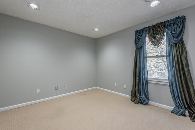 Building Photo - 420 Shelbyville Rd