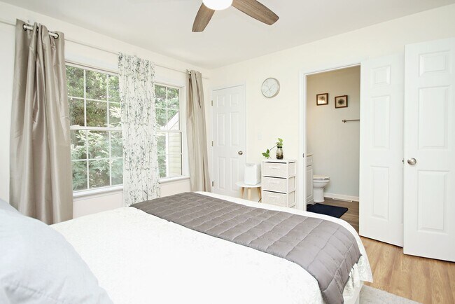 Building Photo - Light-Filled End-Unit Townhome in Forest Lakes North