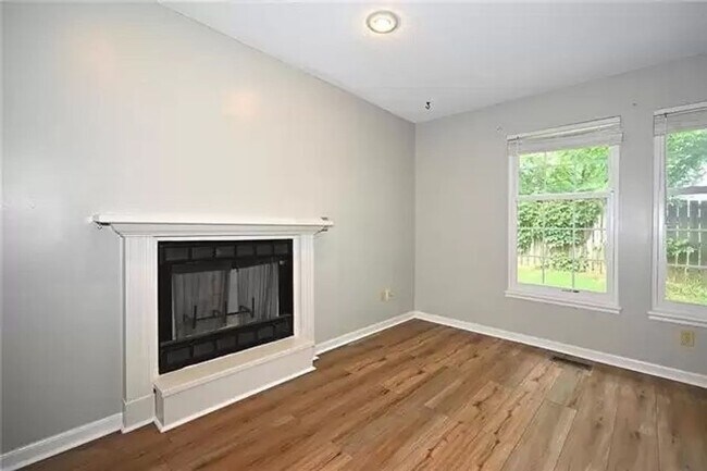 Building Photo - 1102 Hampton Dr