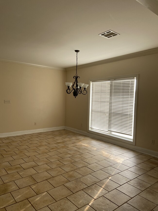 Dinette - 308 Thatcher Ln