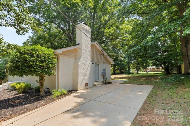 Building Photo - 6101 Davidson Dr