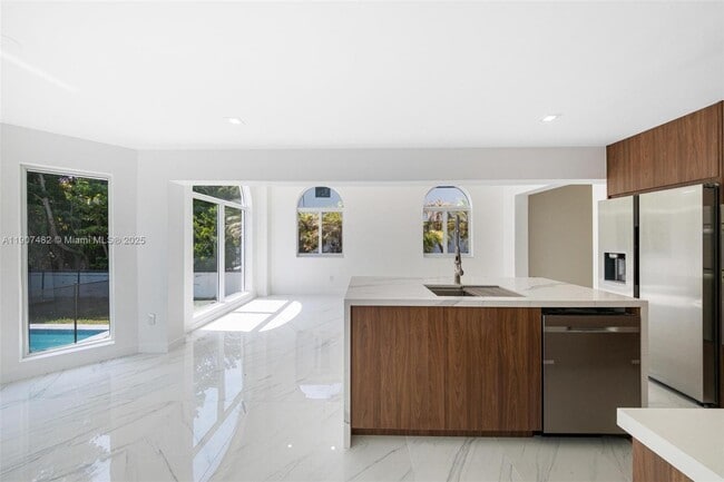 Building Photo - 242 Palm Ave