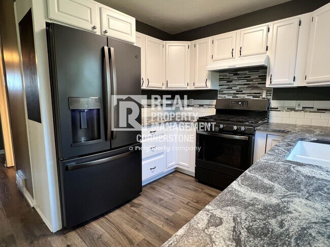 Building Photo - Spacious Country Home with Huge Yard and A...
