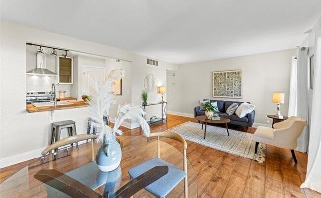 Building Photo - 120 Reflections Dr