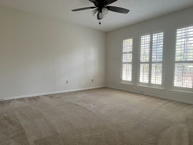 Building Photo - Big 3/2 Townhome Close to Downtown