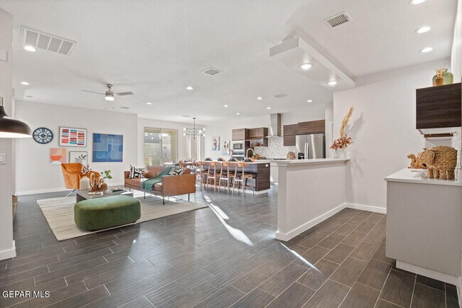 Building Photo - 245 Emerald Tower Dr