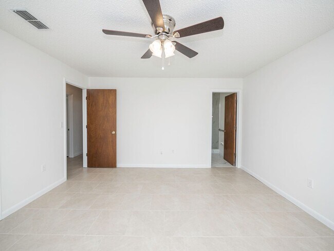 Building Photo - South Lakeland Duplex!