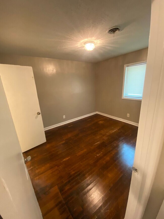 Building Photo - **AVAILABLE NOW**3 Bedroom / 1.5 Bathroom ...