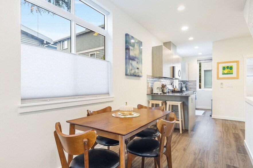 Building Photo - 9413 Roosevelt Way NE