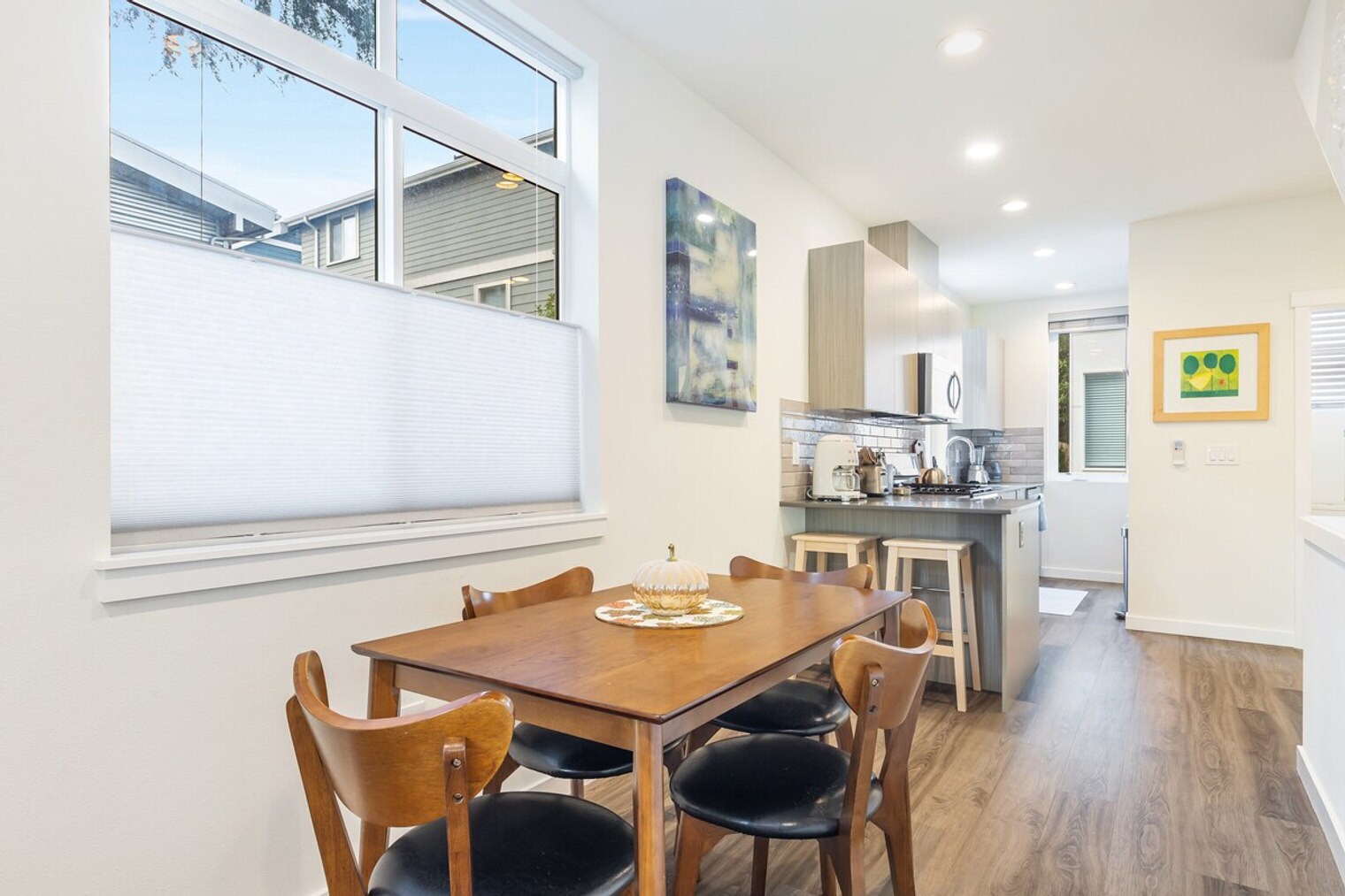 Building Photo - 9413 Roosevelt Way NE