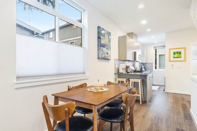 Building Photo - 9413A Roosevelt Way NE