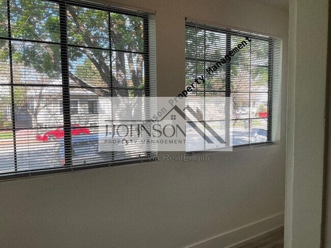 Building Photo - 830 N Van Buren St