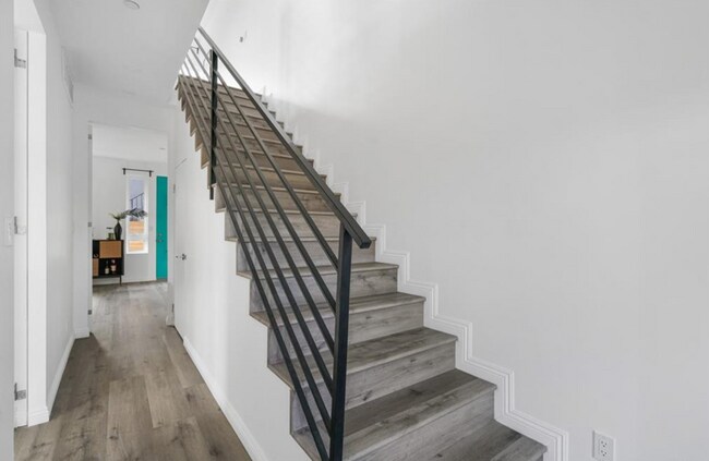 Building Photo - 837 N Kingsley Dr