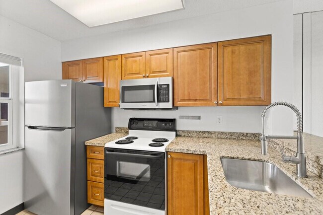 Building Photo - 2106 S Cypress Bend Dr