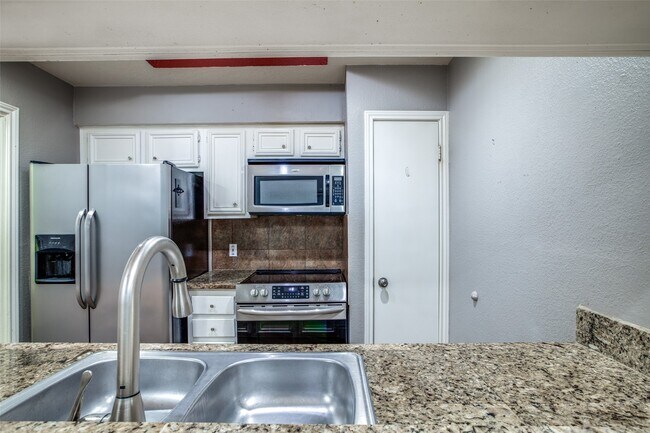 Building Photo - 800 Country Pl Dr