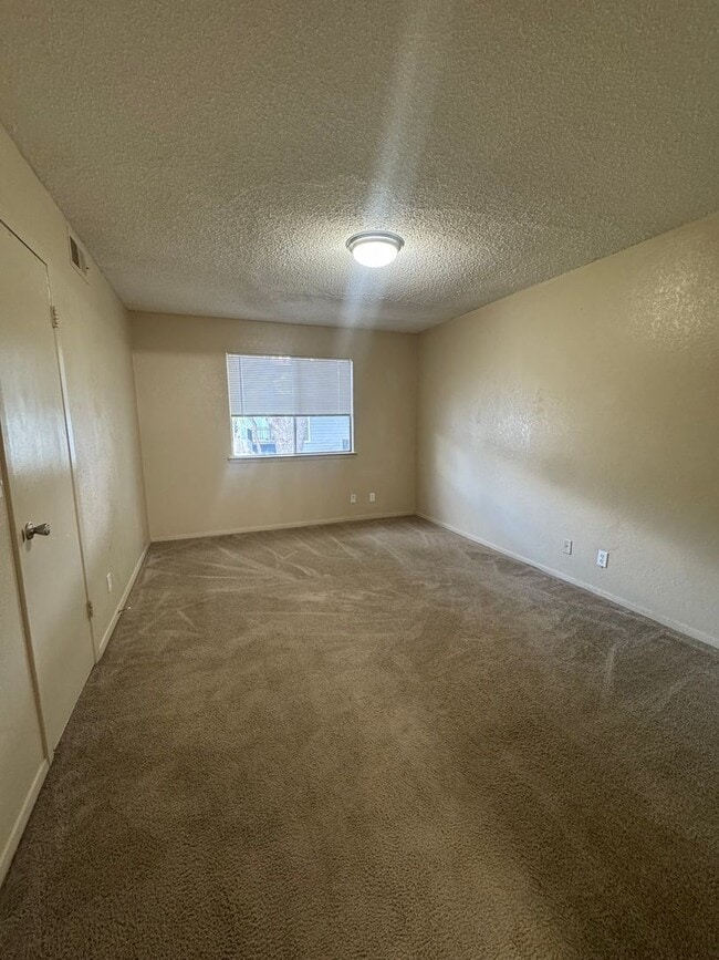Building Photo - 2411 E 55th Pl