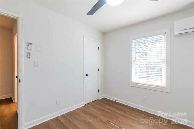 Building Photo - 933 Cantwell St