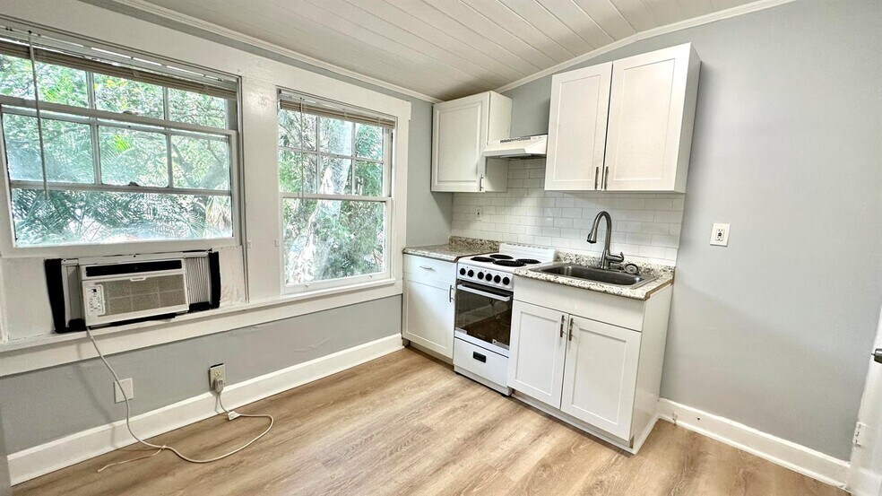 Building Photo - 313 S Lakeside Dr