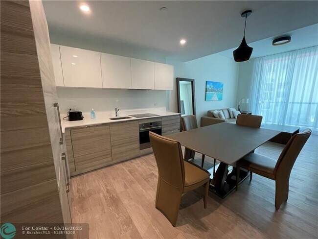 Building Photo - 777 N Ocean Dr